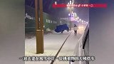漫天大雪中遇到负重前行的大姨，热心夫妻立刻掉头坚持送大姨回家
