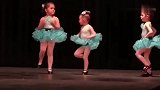 幼儿园舞蹈表演，中间女娃突然把裙子脱掉开始挠痒痒，这是闹哪样