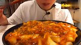 美女吃麻酱宽粉，一口吸溜下去简直太过瘾了，网友真香