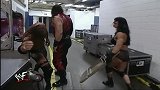 WWE男友被凯恩暴揍，丰满姐却帮人家“挠痒痒”，太搞笑了吧