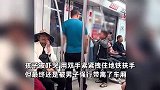 南京地铁一小男孩被家长掌掴扔下车厢，孩子吓得一直求饶，地铁公安介入