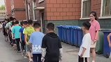 学生排队走路都走的是直角，全校统一吗