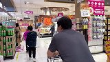 日本人开的超市晚上都打折！北漂夫妻专挑便宜买，看他们多省！