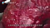 石头会流血村民捡到怪石随手一敲竟“流血”了，吓得连忙跑回家