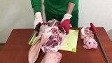 大厨切猪头真费劲，把骨肉分离出来，感觉这样的猪头肉没有灵魂了
