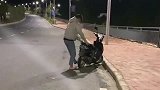 妹子啊，不是我不送你回家，是我的鬼火车它启动不了啊！