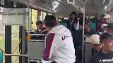 公交车上欢乐多，体育生在车上唱起了云南山歌