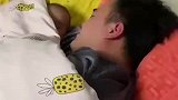 萌娃得知要吃药，躺在爸爸怀里装睡