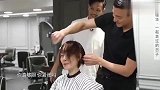 刘德华化身tony老师，亲自给鲁豫理发，还给很多剪过头
