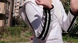 早上晨跑遇到的小姐姐，一身白色运动装很有青春活力