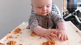 小宝宝学习自己吃东西，宝宝最后的那小模样太可爱