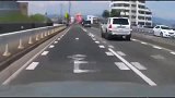 行车记录仪正在加速中的汽车突遇调头车，刹车不及追尾调头车