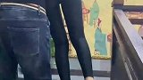 女子脚受伤被男朋友抱上楼，一时之间分不清是真人还是假人