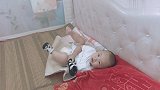 宝宝玩累了躺床上玩，嘴里不停的说话，长大会成小话痨太可爱了