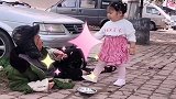 现在的小姑娘也不简单了，竟然设坑抢乞丐的鸡腿吃，看完我都笑了