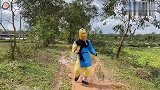 调皮的猴哥看上美女裙子，和分身搞笑争抢，美女怒赶二猴子！