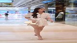 街拍美女：时尚高挑的身材简直完美，腿长的优势，一步顶两步！