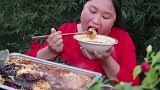 烤鱼吃了这么多年，还是学胖妹吃的最香，鱼刺都啃的津津有味