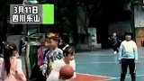 四川乐山：小女孩身穿公主裙三步上篮，又可爱又飒
