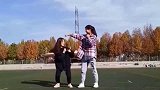送女朋友上学看到的,她俩这是干啥呢,咱也不敢问