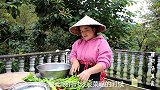 苗大姐自制泡辣椒，再炒个肉酱，早餐来碗米粉吃得真带劲