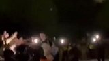 上海总冠军！王哲林与球迷击掌庆祝