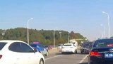 跟你说哈，今天好多逆行的车