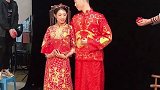 小诸葛和媳妇身穿中式礼服拍婚纱照，你们觉得他媳妇漂亮吗