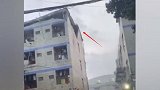 广州一宿舍楼顶发生坍塌 工作人员：危险尚未解除