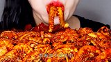 美女极限挑战“变态爆辣”海鲜全宴，一口秒吞大章鱼，看着胃疼