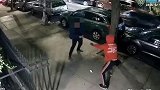 美国：纽约曼哈顿街头一男子遭持枪抢劫，交出财物后仍被射中大腿