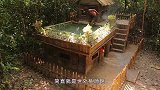 野外牛人徒手打造豪华别墅，附带一个屋顶泳池，简直不要太享受！