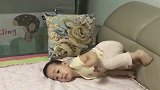小萌娃在床上做前空翻，网友本以为是青铜，没想到竟是个王者！