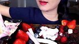 美女试吃混合浆果配鲜奶油、烤棉花糖条