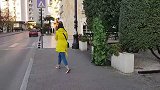 街头作死恶搞，打扮成草人恶搞美女，美女纷纷被吓到
