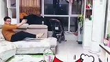 大哥一看老婆在教训孩子，赶紧手忙脚乱的抱起了老二！