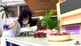 邀请路人闻蛋糕，还把蛋糕弄到路人脸上，路人非常尴尬