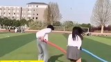 男孩与女友，玩蒙眼游戏时被过肩摔