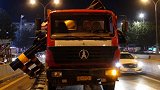 货车过限高杆，只知道躲闪不知道停车，监控拍到突如其来一幕！