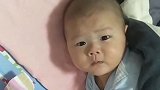 小宝宝这表情好搞笑，难道是在比赛谁先动谁输的游戏吗，太逗了