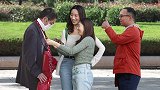 “您今天特别帅！”路人帮金婚老人系好领带后，竖起了大拇指