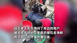 小男孩独自摆摊卖海鲜手法娴熟，邻居：爸爸不幸离世，经常帮着妈妈卖海鲜