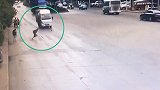 惊险！云南曲靖小学生斑马线上奔跑过马路被货车撞飞滑出几米远