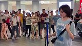 女孩街头翻唱《中毒》，走心好听