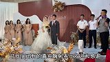 婚礼上新人相拥亲吻，嫁给爱情的堂妹笑的好甜蜜，祝幸福久久久