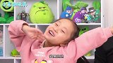 六辆迷你陀螺战车登场啦 悠悠和欣欣挑战陀螺对战