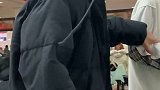 明明是他帮我拉来了小哥哥拼桌自己反倒不自在……