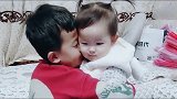 妹妹不小心摔倒了，谁哄也不好使，哥哥一哄妹妹就秒笑了