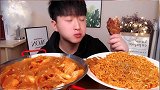 放着宽粉和火鸡面不秃噜，小哥哥直接抓着肉排，哇哇大口吃