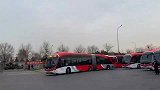 大城市的公交车真心帅，还以为和谐号上路了！